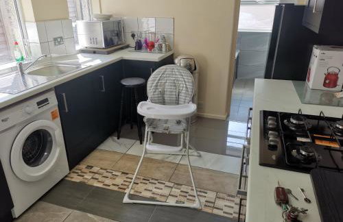 House - Sleeps 8 - Garden - Short Walk to Station - Foto 2