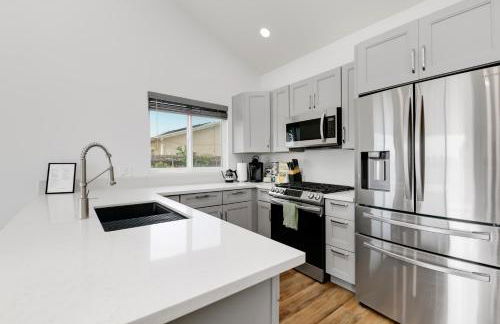 Bright Spacious Modern Getaway - Photo 20