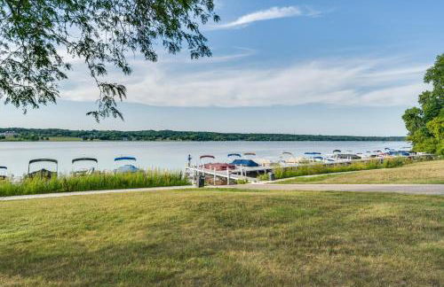 Elegant 4-Season Lake Geneva Condo with Fireplace! - Foto 36