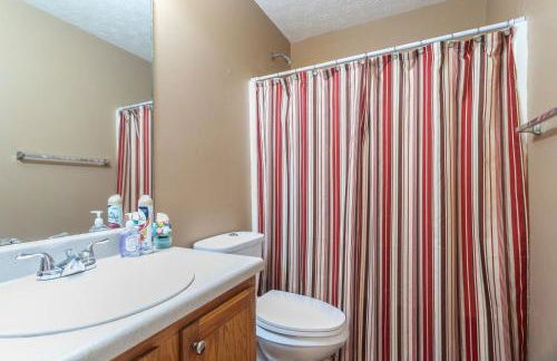 6BR Home • Spacious Yard + Grill • Peaceful Suburb - Foto 25