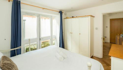 Elegant 4-Bed Islington Home with Garden - Foto 5, towels, wardrobe