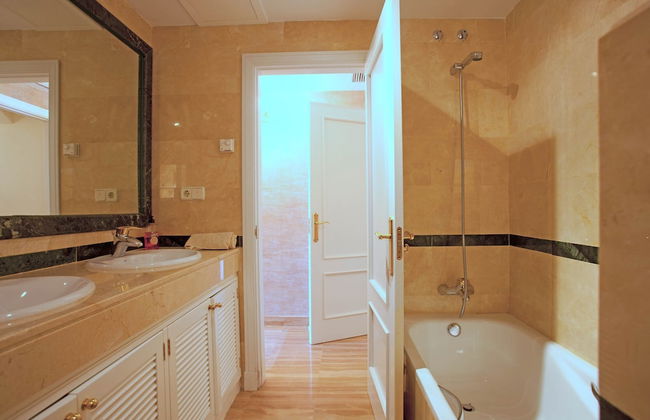 Charming Apartment With Pool - Photo 21