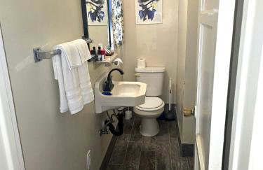 HARRY'S MAN CAVE - A Vintage Motel on the Historic 395 route - The New Star Motel Experience - Photo 14