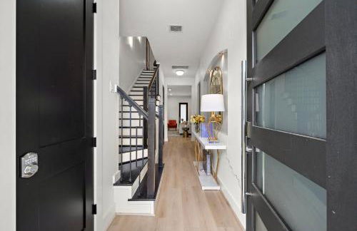 Near DT & Med Center Townhouse WiFi Games Pets - Foto 32