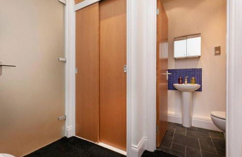 Lace Market Apartments - City Centre - 4 Beds Apartment with 2 Bathrooms and full Kitchen in George Street - close to Victoria Centre Shopping Centre - Parking for Cars & Vans from Five Pounds a Day - Sunday 1pm Check-out - Foto 39