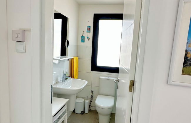 Cosy Apartment With Scenic Terrace Views - Photo 25