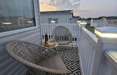 Jurassic Bliss - stylish static caravan with partial sea view at Durdle Door - Foto 1