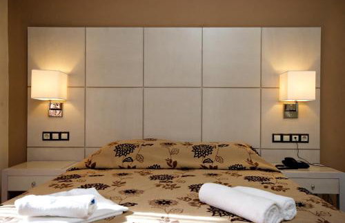 Theros Hotel - Photo 16