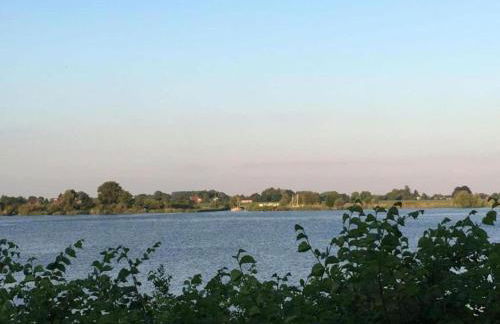 Riverside Retreat with Comfort - Foto 40