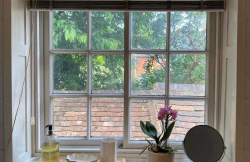 Historic Cottage in Heart of Farnham nr the Castle - Photo 11