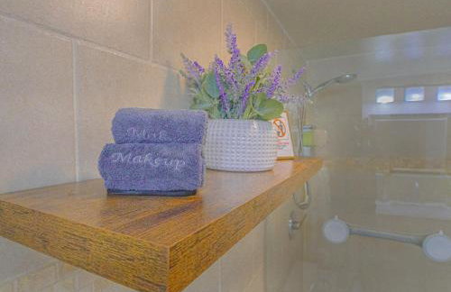 Tropical escape with fire pit near airport & stadium - Foto 30