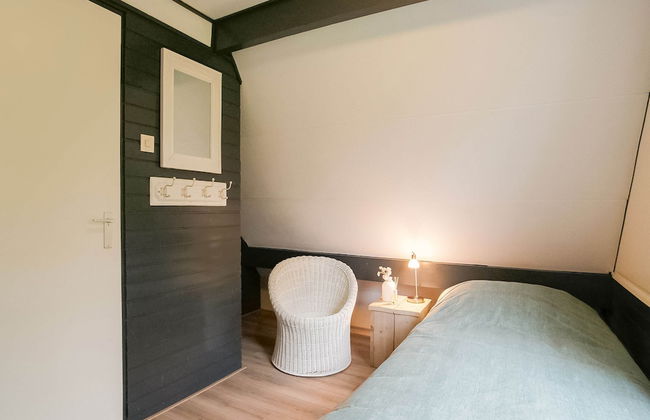 Peaceful Holiday Home in Tuitjenhorn - Photo 7