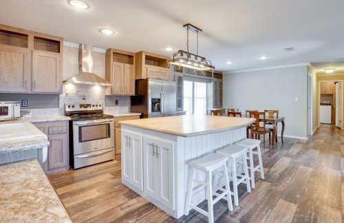 Fishermans Paradise Lake-View Home in Many! - Foto 9