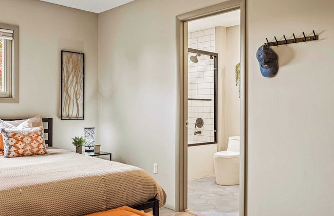 Emerald Bluff by Avantstay Lake Views, Deck, Fire Pit, Game Room - Photo 33