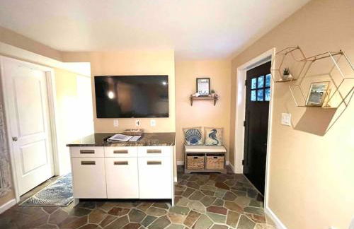 Beach gem! Hot Tub/EV/2bd/3.7mi beach/.5mi outlets - Foto 31