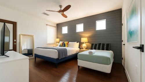 Modern 2-Story Cowboy Pool Home with King Beds Walk to 6th St & Rainey Street - Foto 3