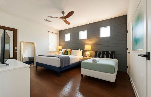 Modern 2-Story Cowboy Pool Home with King Beds Walk to 6th St & Rainey Street - Foto 3