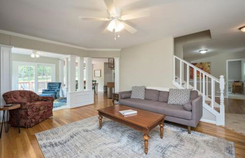 Family and Pet Friendly Retreat with Sauna, Firepit, Pond Views Near Route 151 Wineries - Foto 7