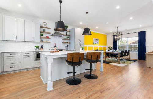 Bancroft Bungalow - Hot Tub, Fire Pit - Near Uptown - Foto 48