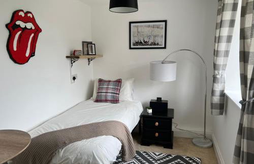 Spacious 4 Bedroom Farmhouse - Photo 8