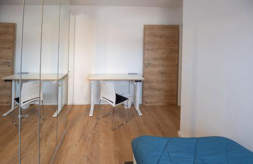 CASA8070 - Exklusive große Maisonette-Wohnung 91 qm für Familien, Gruppen, Geschäftsreisende, inklusive Parkplatz, WLAN, Kaffee und Tee, voll ausgestattet für 1 bis 9 Personen, zentrumsnah an der Autobahn A9 Ingolstadt-Süd - Photo 14