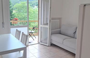 Dinky's apartment with a balcony overlooking the woods - Foto 11