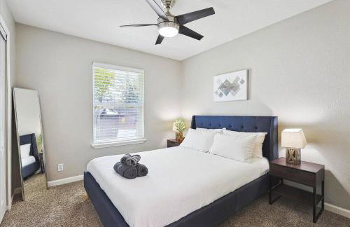 Peaceful and Relaxing Getaway w Beautiful Pool - Photo 17