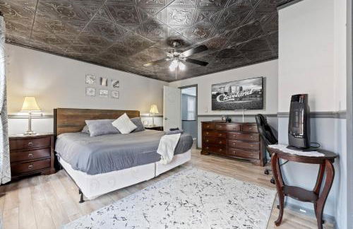 Luxe Suite with Pool Table, King Bed, 3 TVs, & Free Parking - Foto 16