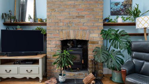 Charming Family Home with Stoves, Garden & Parking - Foto 5