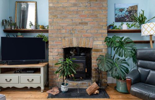 Charming Family Home with Stoves, Garden & Parking - Foto 5