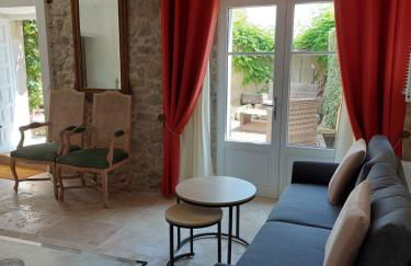 Le Logis des Remparts à l'intérieur de la Cité médiévale, Jardin privé, Parking inclus - Foto 1