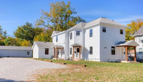 Fun Backyard Close to Downtown Pet Friendly 4BDRM - Photo 1