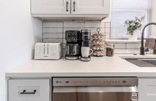 Ann Avenue Modern 3BR Home, Near Downtown with Free Parking - Photo 32