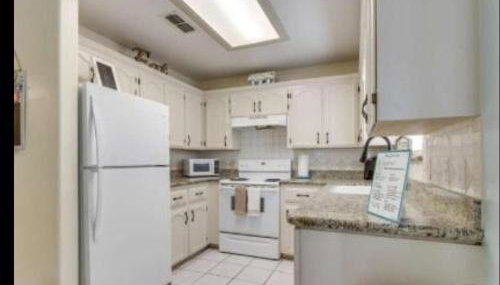 PEBBLES' BEACH HOUSE - Photo 5, stove, dishwasher, pet friendly