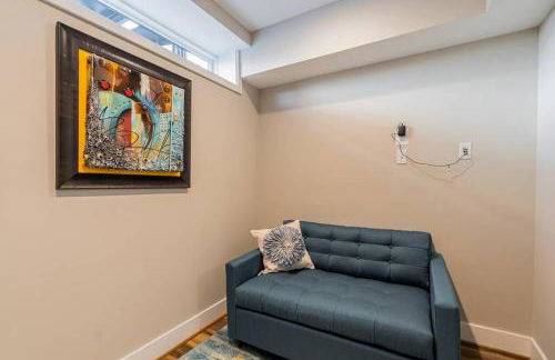 Urban Oasis 3 BDR 2 and Half Baths Queen Sofa Bed in Living room and Free Parking - Foto 5