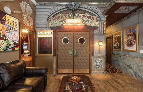 Lakefront Mansion on 10 Acres - Sleeps 15-45 - Foto 79