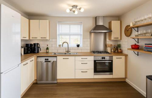 Stylish 2-Bedrooms - Perfect for Contractors, Families, & Groups - Guest 4 - Speedy Wi-FI - Foto 2