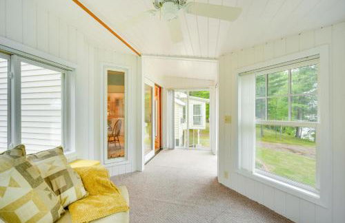 Spacious Lakefront New Auburn Home with Sunroom - Foto 11