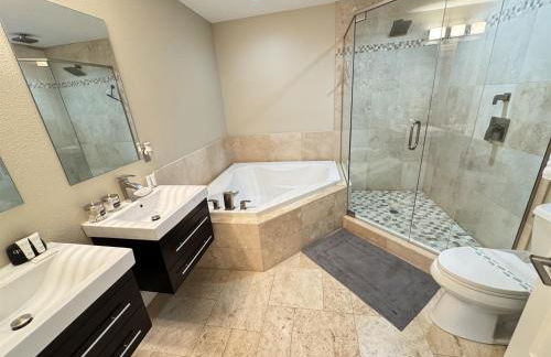 Luxury Mansion Pool Hot Tub Theater Outdoor Kitchen BBQ GM RM 2 Miles Disney - Foto 40