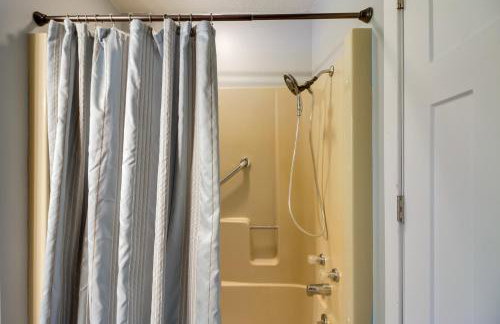 Lakefront Sunburg Vacation Rental with Boat Dock! - Foto 16