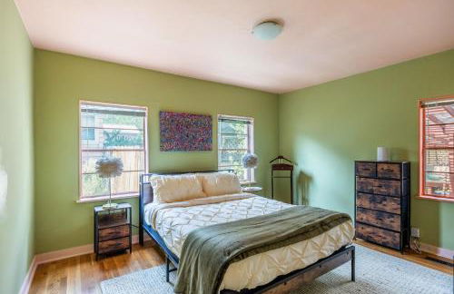 Cozy 2BR Home Near UNR with Large Deck & Parking - Foto 11