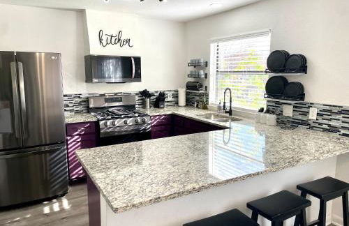 Super Comfy Home with Hot Tub! - Photo 7