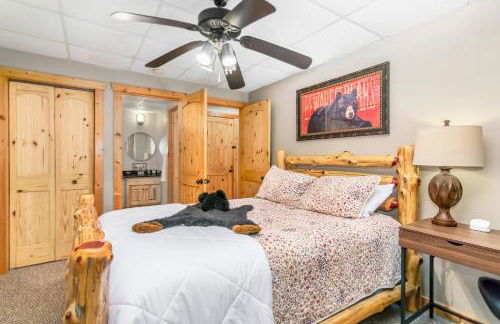 Amazing Creek View Cabin w/ Hot Tub, Firepit & Pool Table - Foto 62