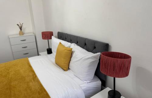 4 Beds House for Families & Contractors with Free Parking - Photo 5