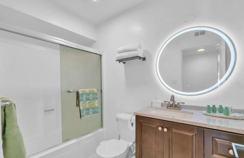 High Ceilings 3BR with Loft-2 Baths Pool & Jacuzzi - Foto 11