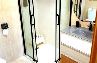 Piso amplio de 3 habitaciones, calefacción, ascensor y parking - Foto 9