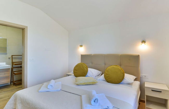 With Pool, Jacuzzi and Sauna - Photo 3