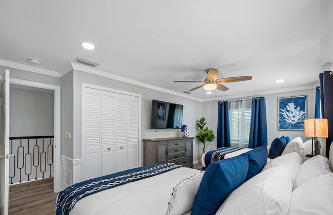 Chic 8BR with Heated Pool & Waterview - Photo 15