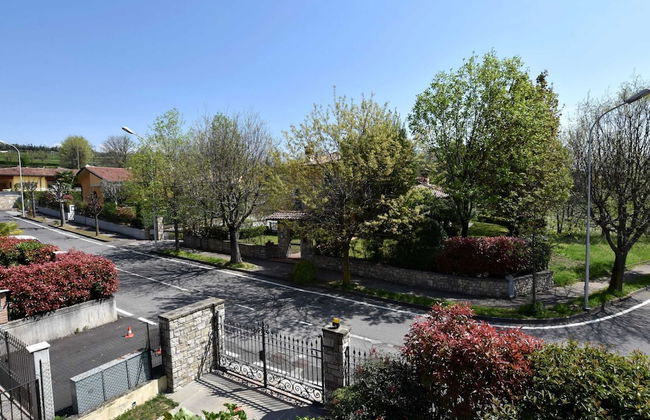 Luxurious Villa in Lombardy with Garden & Hot Tub - Photo 35