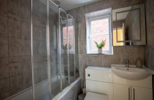 2BR Home Near Shops & Transport Links - Foto 25